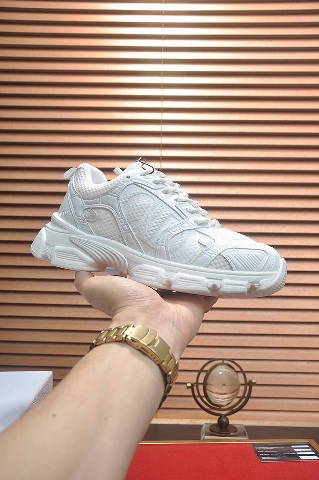 出厂价： 情侣款 品牌：Dior 迪奥 标准码：女码35-40.男码38-44 45定制 等级：官网同款 材料：顶级原版牛皮拼接而成 原版耐磨轻便大底 款式类别